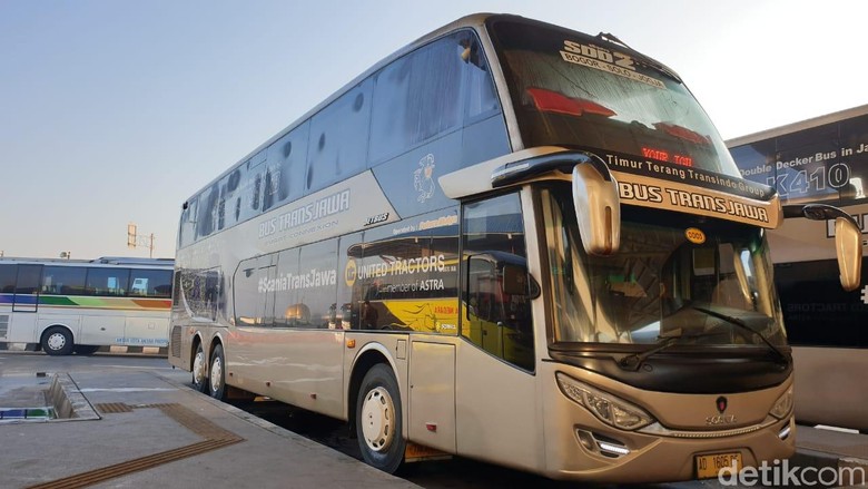 Bus Tingkat Antar-kota melintasi Trans Jawa dari Jakarta sampai Solo. Foto: Luthfi Anshori Bus Tingkat Antar-kota melintasi Trans Jawa dari Jakarta sampai Solo. Foto: Luthfi Anshori