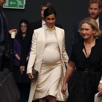 Mantel tersebut diketahui bernilai 895 poundsterling atau sekitar Rp 14 juta. Sang Duchess of Sussex juga pernah memakai luaran yang sama saat menghadiri kebaktian perayaan Hari Negara Persemakmuran di Westminster Abbey, London, April 2018 lalu. Dikabarkan Daily Mail, mantel tersebut untuk saat ini sudah habis terjual.  Foto: Getty Images