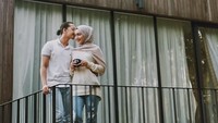 Selalu mesra dengan suami, menginap di Bandung, Melody tengah memegang secangkir teh sambil menghirup udara segar bersama sang suami. Foto: Instagram@melodyprima
