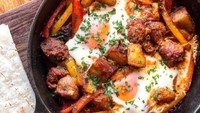 Taruh, kentang goreng, paprika tumis dan sedikit sisa saus bolognese dalm wajan. Pecahkan telur di atasnya dan panggang sebentar. Foto : Instagram @tastesoftawny