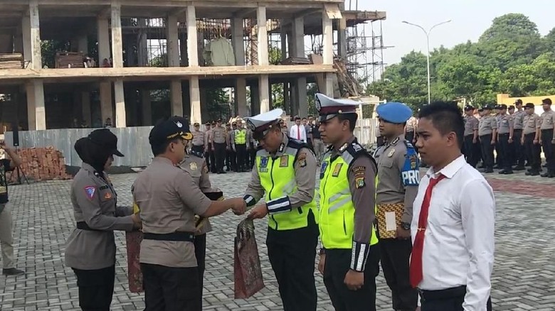 Sabar Hadapi Adi Saputra Pembanting Motor, Bripka Oky Diberi Penghargaan Sabar Hadapi Adi Saputra Pembanting Motor, Bripka Oky Diberi Penghargaan