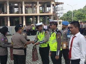 Sabar Hadapi Adi Saputra Pembanting Motor, Bripka Oky Diberi Penghargaan