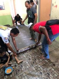 Tak Punya Cukup Uang, Anak Ini Makan dari Tempat Sampah Sekolahnya
