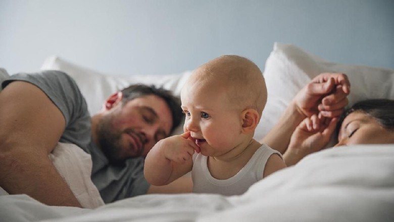 Tak perlu khawatir bercinta meski sekamar dengan anak/ Foto: iStock Tak perlu khawatir bercinta meski sekamar dengan anak/ Foto: iStock