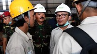 Panglima TNI bersama Menaker berbincang dengan para pekerja saat sidak ke PT. IMIP. Istimewa/Dok. Kabidpenum Puspen TNI.
