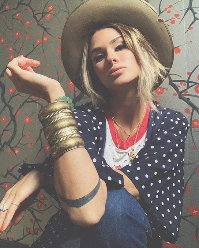 Selebgram seksi Brittany Furlan dikritik karenga postingan Instagram bersama tunangannya dengan keterangan yang sensitif dan dianggap rasis. Foto: Instagram