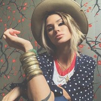 Selebgram seksi Brittany Furlan dikritik karenga postingan Instagram bersama tunangannya dengan keterangan yang sensitif dan dianggap rasis. Foto: Instagram