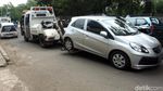 Parkir Sembarangan, Mobil-mobil Ini Diangkut Dishub DKI