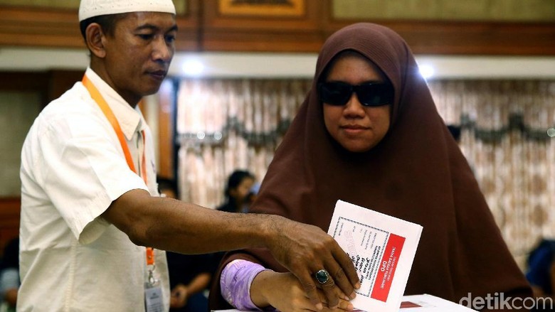 Pemilih Tunanetra Bisa Didampingi Keluarga atau KPPS di Bilik Suara Pemilih Tunanetra Bisa Didampingi Keluarga atau KPPS di Bilik Suara