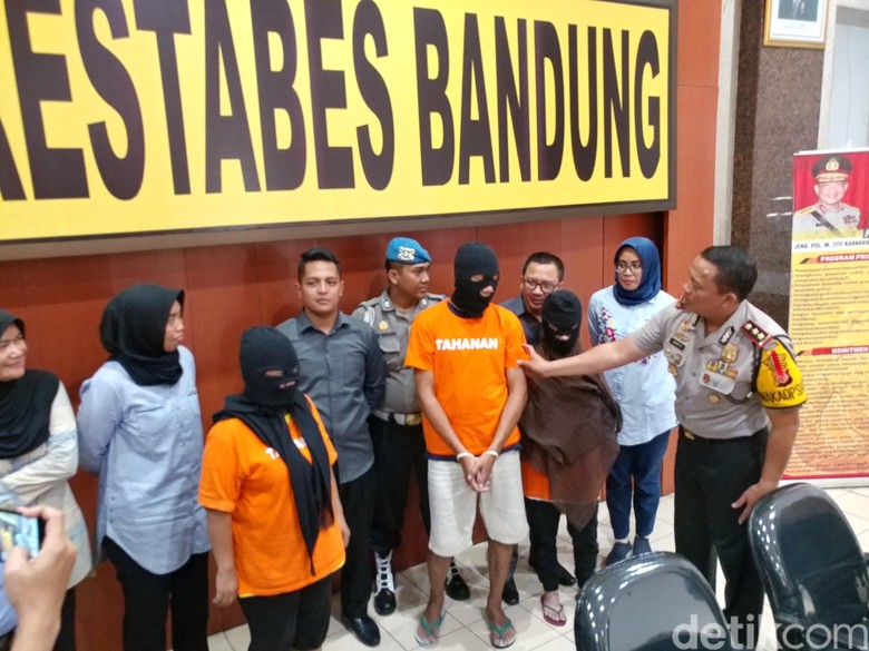 4 Gadis ABG Bandung Dijual ke Pria Hidung Belang di Papua 4 Gadis ABG Bandung Dijual ke Pria Hidung Belang di Papua
