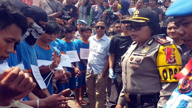 Bacok 4 Warga, Geng Motor Bersenjata Trisula-Golok Diringkus