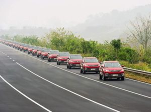 Puluhan Mobil Konvoi Tanpa Dikendarai