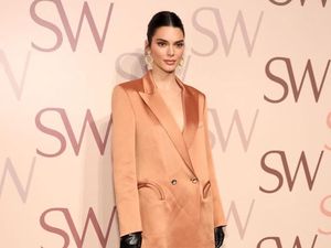 Foto: Kendall Jenner Seksi Tanpa Celana di New York Fashion Week