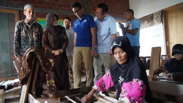 Di Tuban, Sandiaga Beri Pelatihan Selfie ke Emak-emak