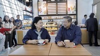 Ngopi santai bareng SBY, Ibu Ani ternyata sudah ditunggu masyarakat yang ingin berfoto bersama. Lagi mau ngopi, e... sudah ditunggu sama yang ingin foto bareng...., tulisnya. Foto: Instagram aniyudhoyono