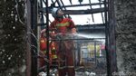Petugas Damkar Padamkan Api yang Lahap Dua Ruko di Cipadung