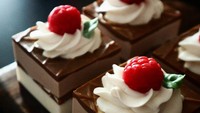 Duh kalau melihat cake yang satu ini pasti langsung menggiurkan. Tapi cake cokelat dengan topping raspberry ini sebenarnya adalah sabun tangan. Foto: Istimewa/Instagram