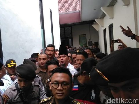 Ahmad Dhani berpeci sufi/