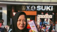 Jadi penggemar susu. Risa pun sempat mengunggah foto bersama susu kemasan. Foto: Instagram@risa_saraswati