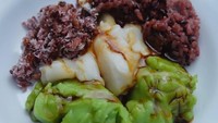 Yang ini bubur sumsum disanding ketan kukus dan bubur hijau. Pasti mengenyangkan. Foto : Instagram @punapibali