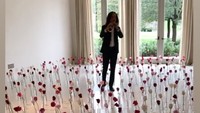 Ia pun menghadirkan Kenny G yang tampil membawakan lagu-lagu cinta dengan ratusan mawar untuk Kim. Dok. Instagram