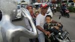 Aksi Manusia Silver Hibur Pengendara di Kemacetan Bekasi