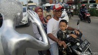 Mereka menghampiri pengendara dan beraksi seperti patung.