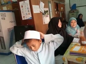 Lika-liku Bocah Putra, Ditinggal Mati Orang Tua, Mengamen hingga Jualan Cilok