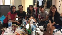 Team, tulis Evelyn di keterangan foto. Nampak ada Cynthia Wijaya dan teman Evelyn lainnya yang sedang ngemil kue hingga kuaci. Foto: Instagram evelynkremes