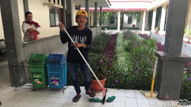 Kocak! Cleaning Service di Sulbar Bernyanyi Demi Sembuhkan Pasien