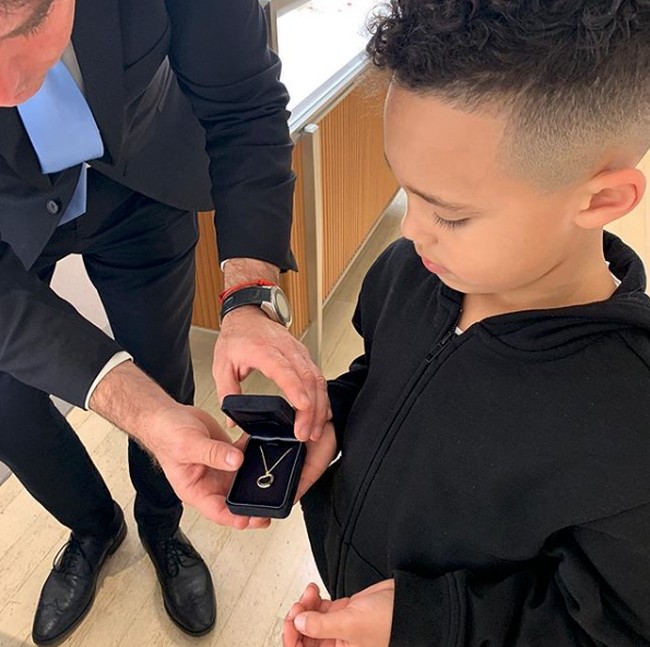 Di hari Valentine, Caiden membelikan North sebuah kalung mewah dari Tiffany & Co. Seruan kepada Northie, Babygirl, aku akan menemuimu segera, tulis caption di foto Caiden memegang tas belanja Tiffany & Co. Caiden bahkan membeli coklat untuk North. Foto: Dok. Instagram/caiden817