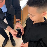 Di hari Valentine, Caiden membelikan North sebuah kalung mewah dari Tiffany & Co. Seruan kepada Northie, Babygirl, aku akan menemuimu segera, tulis caption di foto Caiden memegang tas belanja Tiffany & Co. Caiden bahkan membeli coklat untuk North. Foto: Dok. Instagram/caiden817