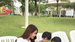 Pose Cantik Aktris Juliana Moechtar Saat Kulineran Bersama Teman dan Keluarga