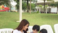 Bersama dengan dua anak-anaknya, Juliana sering menghabiskan waktu bersama. Salah satunya seperti makan pizza bersama, sambil mengajak anak-anaknya bermain. Foto: Instagram @julianamoechtar