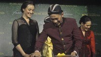 Mengenakan baju hitam, Mawar yang berada di belakang Hanum Bramantyo terlihat sedang menyiapkan nasi kuning. Foto: Instagram@mawar_eva