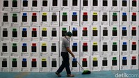 Stiker warna-warni ditempelkan di masing-masing kotak suara sebagai keterangan untuk pemilihan legislatif (pileg) dan pemilihan presiden (pilpres).