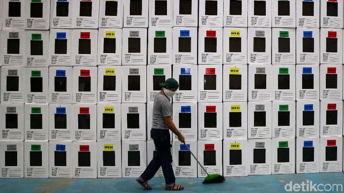 Penyelenggaraan Pemilu 2019 makin dekat. KPU mulai mengerahkan pekerjanya untuk merakit kotak suara di berbagai daerah, termasuk Depok.