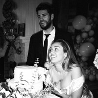 Sempat merahasian acara pernikahannya dengan Liam Hemsworth yang digelar akhir Desember 2018, Miley Cyrus mulai membagikan momen bahagia tersebut kepada publik. Bertepatan dengan Hari Valentine kemarin, Miley mengunggah foto-foto baru dari acara pernikahan tersebut yang belum pernah terpublikasian.(Foto: Instagram/@mileycyrus)