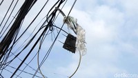 Kusutnya kabel ini sudah hitungan bulan belum juga ditangani.