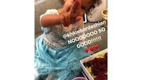 Mendapat kue cokelat dari Khloe Kardashian, Luna memamerkan gaya cutenya. Foto: Instagram littlelunalegend