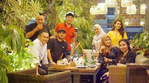 Pose Cantik Aktris Juliana Moechtar Saat Kulineran Bersama Teman dan Keluarga