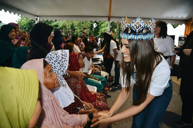 Tujuan kedatangan Miss World 2018 tidak hanya menjadi tamu istimewa untuk mendukung pemilihan Miss Indonesia 2019 yang akan diselenggarakan pada Jumat (15/2/2019) malam, tetapi juga untuk menjalankan Project Beauty With A Purpose dengan Miss Indonesia dengan mengunjungi korban gempa di Lombok. dok. Instagram @missindonesia
