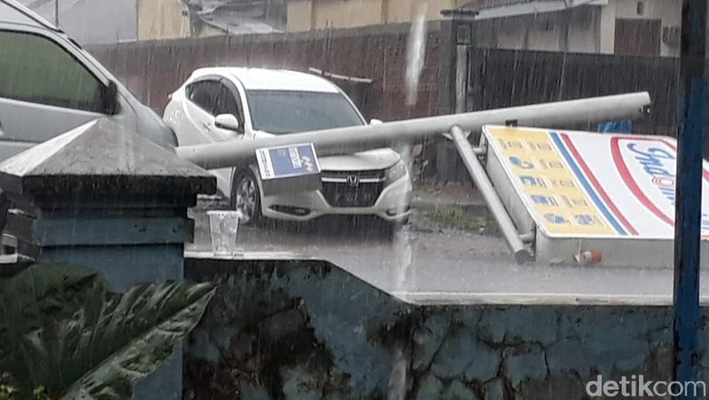 Hujan Angin Kencang, Papan Reklame Minimarket Roboh Timpa Mobil Hujan Angin Kencang, Papan Reklame Minimarket Roboh Timpa Mobil
