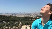 Dia juga pernah ke Athena, Yunani. (vladislavlantratov/Instagram) 