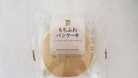 Doyan pancake? Coba Mochifuwa Pancake buatan 7-Eleven. Pancake lembut dan tipis ini berisi mentega dan sirup manis. Rasanya yang sederhana namun enak membuat banyak orang ketagihan. Foto: Istimewa