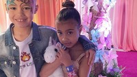 Putri Kim Kardashian, North West mendapatkan kalung puluhan juta dari kekasihnya yang berusia tujuh tahun. Dok. Instagram/caiden817