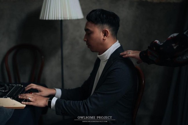 Memang tidak ada sosok hantu pada foto prewedding Risa Saraswati. Namun, atmosfir horor melekat pada foto-foto yang gelap ini. Begitupun dengan video prewedding yang dibuat dengan backsound menyeramkan. Foto: Owlsome Project