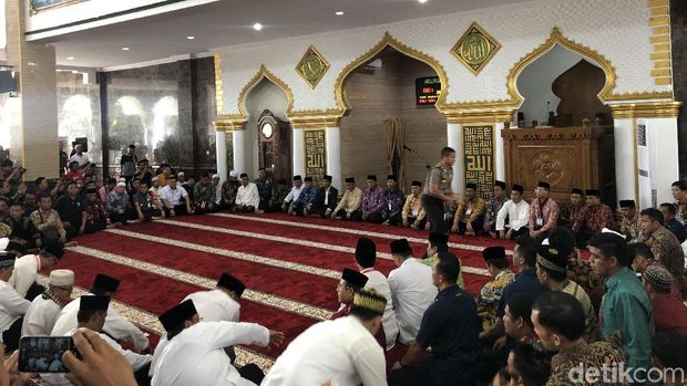 Jokowi Salat Jumat Bagi Sertifikat Wakaf Di Masjid Baitul