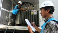 Petugas melakukan pengecekan unit Power Bank milik PLN di area hotel.