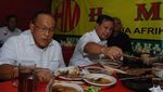 Serunya Gaya Prabowo, Sandiaga hingga Fadli Zon Saat Menyantap Sate